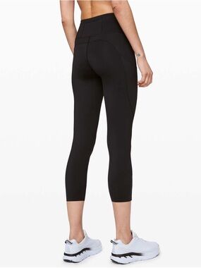 Lululemon Fast and Free High-Rise Crop 23" Pockets in Black yoga leggings tights